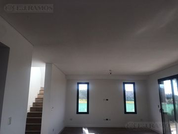 Casa en Venta Canton Norte PG 320.000 Dos Plantas con vistas a Laguna