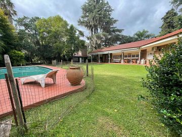VENTA IMPONENTE CASA 3 DORMITORIOS. PARQUE. PISCINA. FUNES