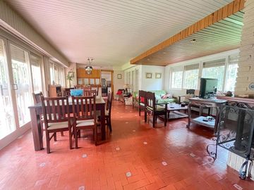 VENTA IMPONENTE CASA 3 DORMITORIOS. PARQUE. PISCINA. FUNES