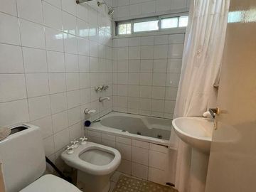 VENTA IMPONENTE CASA 3 DORMITORIOS. PARQUE. PISCINA. FUNES