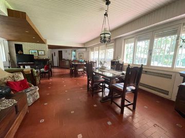 VENTA IMPONENTE CASA 3 DORMITORIOS. PARQUE. PISCINA. FUNES