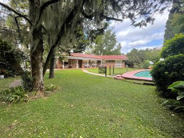 VENTA IMPONENTE CASA 3 DORMITORIOS. PARQUE. PISCINA. FUNES