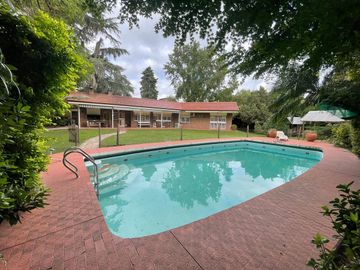 VENTA IMPONENTE CASA 3 DORMITORIOS. PARQUE. PISCINA. FUNES