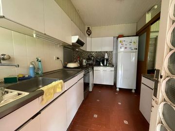 VENTA IMPONENTE CASA 3 DORMITORIOS. PARQUE. PISCINA. FUNES
