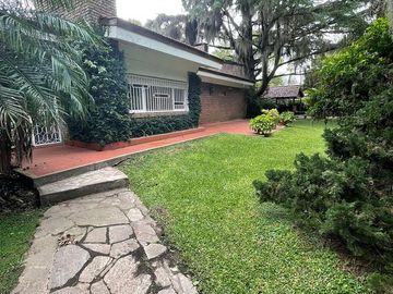 VENTA IMPONENTE CASA 3 DORMITORIOS. PARQUE. PISCINA. FUNES