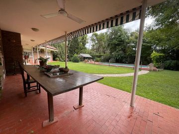 VENTA IMPONENTE CASA 3 DORMITORIOS. PARQUE. PISCINA. FUNES