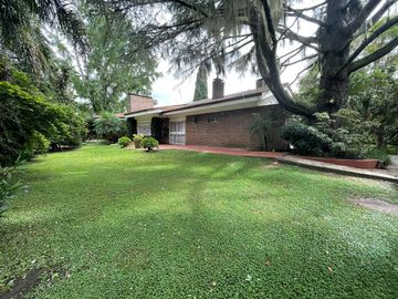 VENTA IMPONENTE CASA 3 DORMITORIOS. PARQUE. PISCINA. FUNES