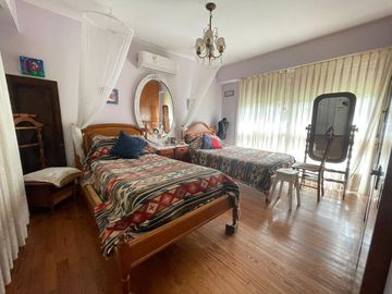 VENTA IMPONENTE CASA 3 DORMITORIOS. PARQUE. PISCINA. FUNES