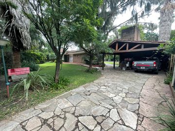 VENTA IMPONENTE CASA 3 DORMITORIOS. PARQUE. PISCINA. FUNES