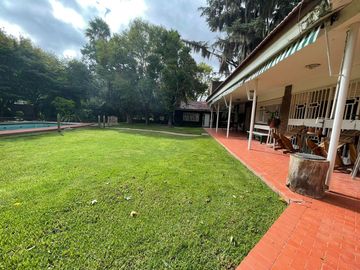 VENTA IMPONENTE CASA 3 DORMITORIOS. PARQUE. PISCINA. FUNES