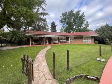 VENTA IMPONENTE CASA 3 DORMITORIOS. PARQUE. PISCINA. FUNES