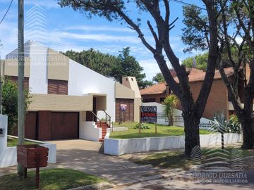 Casa mas departamento de dos ambientes en un hermoso barrio residencial de Mar de Ajo!!
