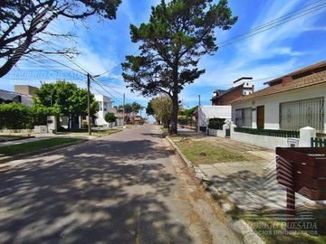 Casa mas departamento de dos ambientes en un hermoso barrio residencial de Mar de Ajo!!