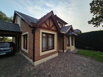 En Venta | Hermosa Propiedad en Venta en Country Club Banco Provincia - Sector V -  Propiedad Emplazada en 2 Lotes de Terreno