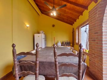 Casa de 5 Amb, Parque, Quincho, Garage, Excelente Estado