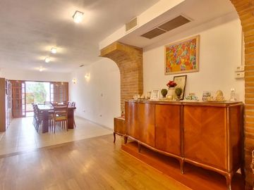Casa de 5 Amb, Parque, Quincho, Garage, Excelente Estado
