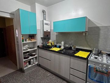 SEMI PISO 4 AMBIENTES - REFACCIONADO Y LUMINOSO - SOBRE AV SAN JUAN
