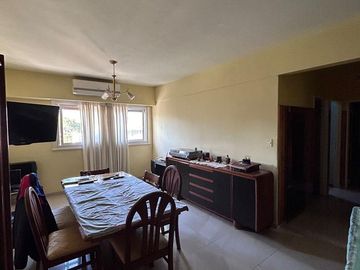 SEMI PISO 4 AMBIENTES - REFACCIONADO Y LUMINOSO - SOBRE AV SAN JUAN