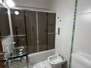 SEMI PISO 4 AMBIENTES - REFACCIONADO Y LUMINOSO - SOBRE AV SAN JUAN