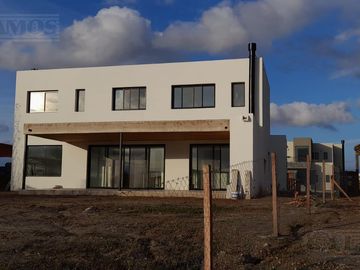 Casa - San Sebastián Area 7 cul de sac a laguna PG