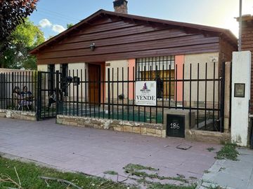 Amplia casa ubicada a solo una cuadra de Avenida San Martín