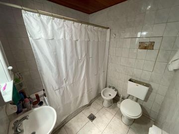 Amplia casa ubicada a solo una cuadra de Avenida San Martín