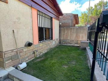 Amplia casa ubicada a solo una cuadra de Avenida San Martín