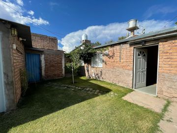 Amplia casa ubicada a solo una cuadra de Avenida San Martín