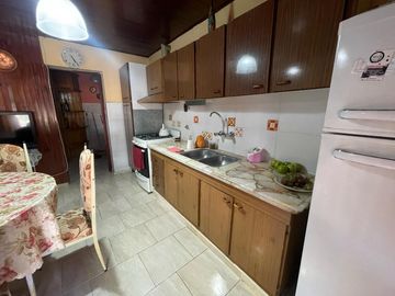Amplia casa ubicada a solo una cuadra de Avenida San Martín