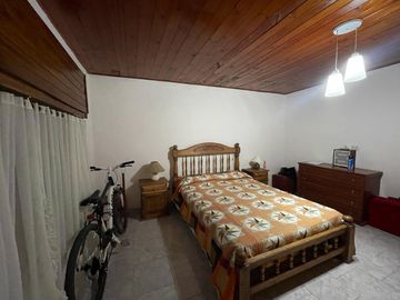 Amplia casa ubicada a solo una cuadra de Avenida San Martín