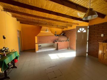 Amplia casa ubicada a solo una cuadra de Avenida San Martín