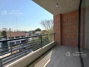 Moderno Exc. Semi.Piso 2 Amb. de Categoría con Balcón, Cochera   Quincho a Estrenar