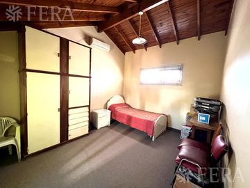 Venta casa 4 ambientes con cochera en Wilde (31928)