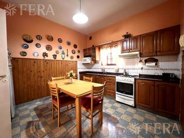 Venta casa 4 ambientes con cochera en Wilde (31928)