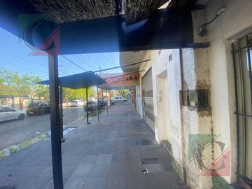 Local  enfrente el hospital  evita Lanús O 10 MIL DOLARES   CUOTAS