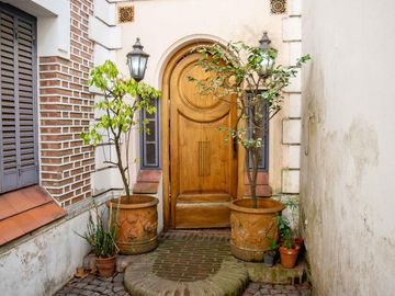 Casa de  6 ambientes con cochera y dependencia en venta en Vicente Lopez