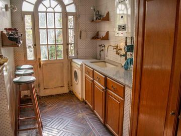 Casa de  6 ambientes con cochera y dependencia en venta en Vicente Lopez