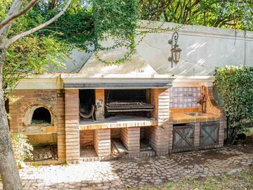 Casa de  6 ambientes con cochera y dependencia en venta en Vicente Lopez