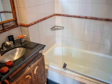 Casa de  6 ambientes con cochera y dependencia en venta en Vicente Lopez