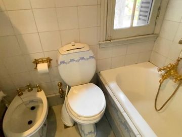 Casa de  6 ambientes con cochera y dependencia en venta en Vicente Lopez