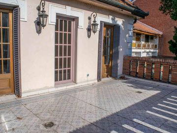 Casa de  6 ambientes con cochera y dependencia en venta en Vicente Lopez