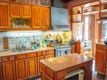 Casa de  6 ambientes con cochera y dependencia en venta en Vicente Lopez