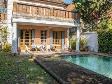 Casa de  6 ambientes con cochera y dependencia en venta en Vicente Lopez