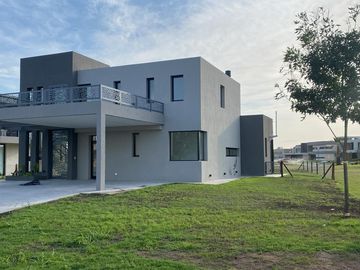 Casa en Barrio Cerrado Terralagos