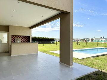 Casa en venta barrio San Felipe Canning