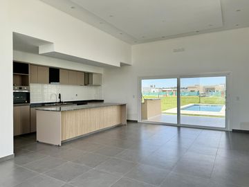 Casa en venta barrio San Felipe Canning