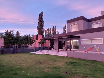 Casa en  venta! 3 dormitorios! Barrio Privado!