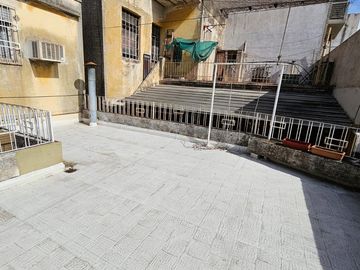 Casa de 2 pisos en venta, ambientes amplios, 4 dormitorios - barrio Arroyito.