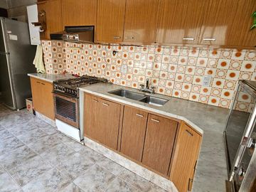 Casa de 2 pisos en venta, ambientes amplios, 4 dormitorios - barrio Arroyito.