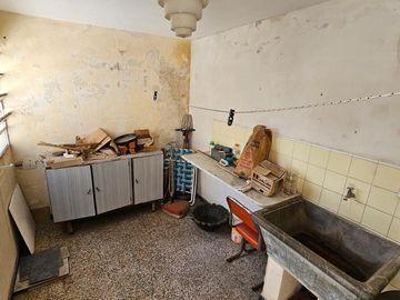 Casa de 2 pisos en venta, ambientes amplios, 4 dormitorios - barrio Arroyito.